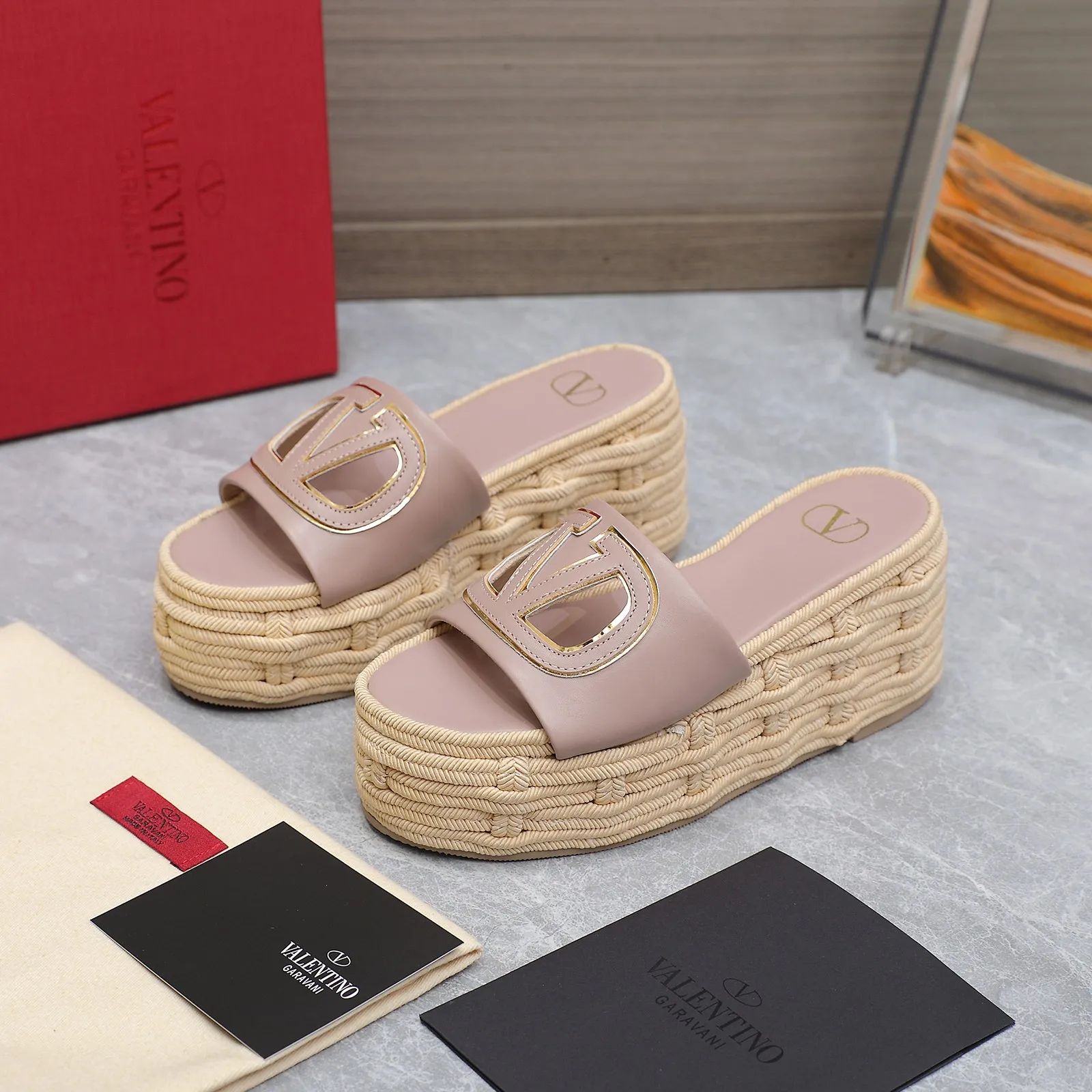 👟👟Ex-factory price 640👟👟The highest version💯💯💯 2024 early spring counter catwalk style updated simultaneously 💗Valentino💗Valentino Wedge hemp rope bottom slippers/follow-up sandals series ——————————Top version Super creative craft design highlights the brand’s unique style, luxury fashion and highly recognizable Exquisite round head, perfect side arc, extremely pure taste, ladylike temperament and full of femininity‼ ️ Upper: Made of imported cowhide. Lining: Made of mixed sheepskin. Italian imported cowhide outsole. Wedge heel back height: 8.5CM. Front height: 5.5CM. Code number: 35-41 (41 customized)